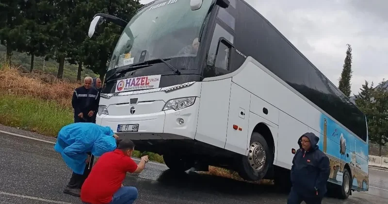 Selçuk’ta rampayı çıkamayan tur otobüsü şarampole kaydı