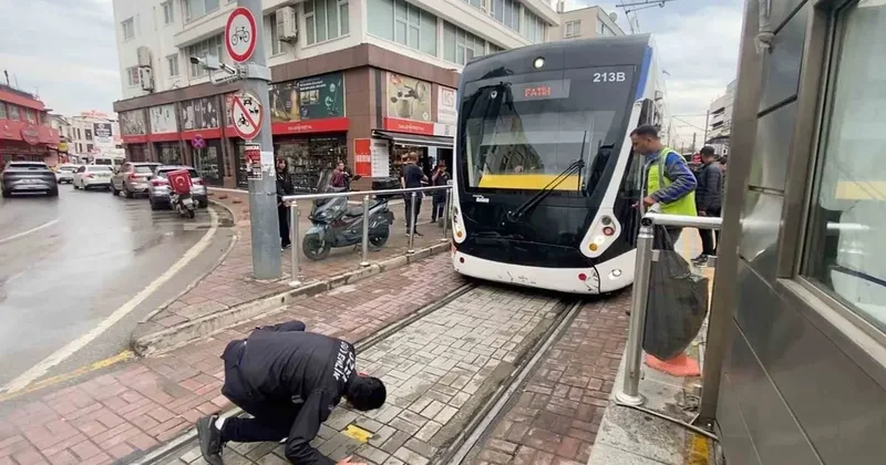Tramvayın altına giren yavru kedi, yolcuları ve durak görevlilerini alarma geçirdi