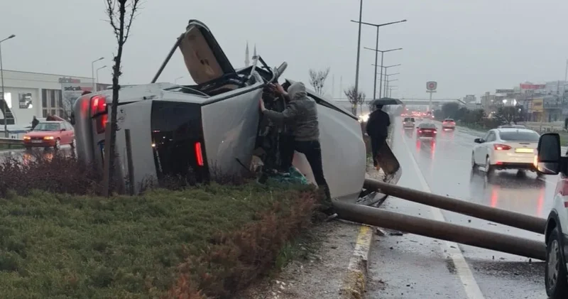 Sağanak yağışta yol kayganlaştı otomobil kontrolden çıktı: Aydınlatma direğine çarpıp devrildi