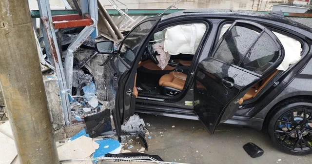 Burdur da otomobil yoldan çıktı: 2 yaralı Burdur Haberleri