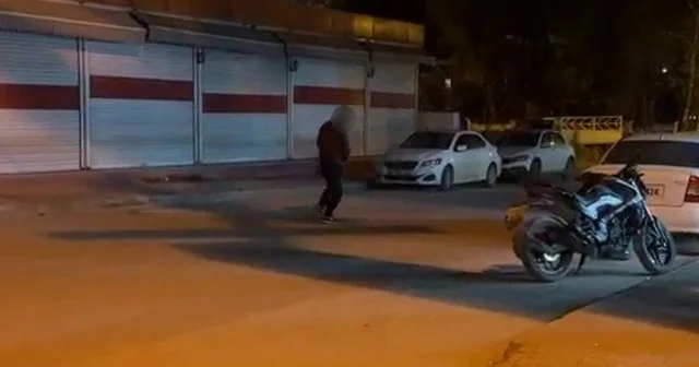 Madde bağımlısı yolun ortasında yalpalayarak ilerledi Adıyaman Haberleri