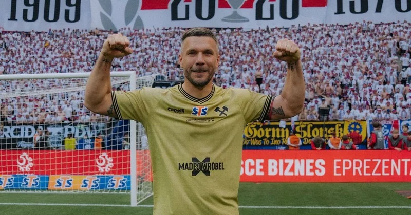 40 yaşındaki Podolski, Gornik Zabrze ile 54 yıl sonra bir ilki yaşayarak futbola veda etti