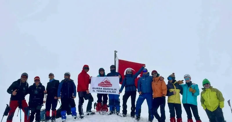 Uludağ’da mayısta kar sürprizi: 2 metre karda Türk bayrağı dalgalandı Bursa Haberleri