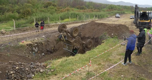 Balıkesir de adrenalin zirve yaptı Kimisi çamura battı, kimisi takla attı ama parkuru bitirmek için yoğun çaba harcadılar Off road heyecanı başladı Balıkesir Haberleri