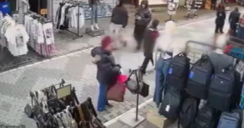 Önce inceledi sonra çaldı: Kadın hırsız kameraya böyle yakalandı Sözcü Gazetesi