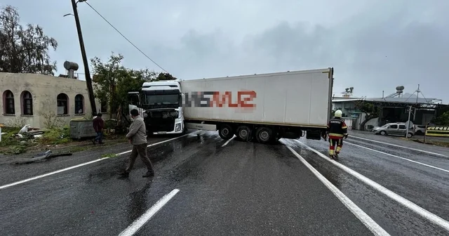 Mersin de TIR ın yağış nedeniyle kayarak yaptığı kaza kamerada: 1 yaralı Mersin Haberleri