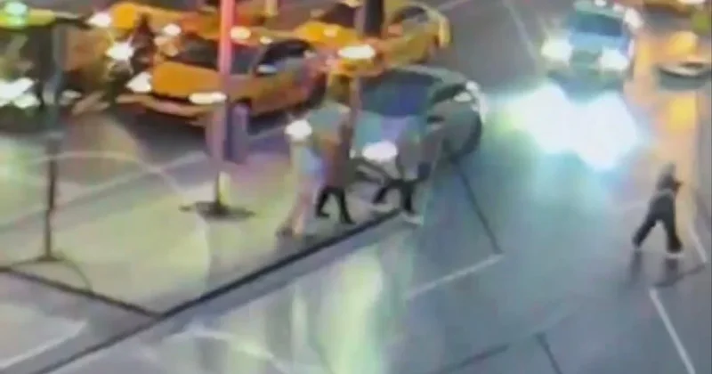 Şişli de trafik kazası: Üzerine direk devrilen turist hayatını kaybetti Sözcü Gazetesi