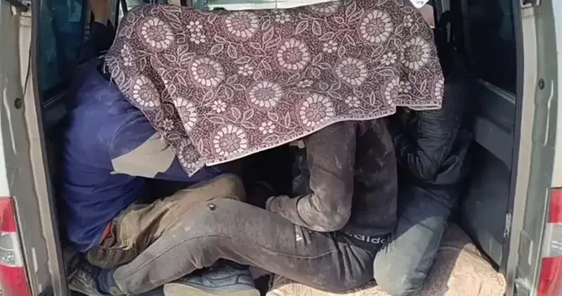 Hafif ticari araçtaki kaçak göçmenlere örtülü kamuflaj