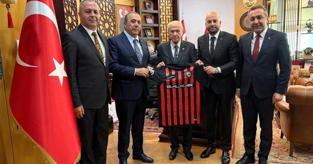 MHP Lideri Bahçeli ye Süper Lig e yükselen Çorum FK forması hediye edildi Çorum Haberleri