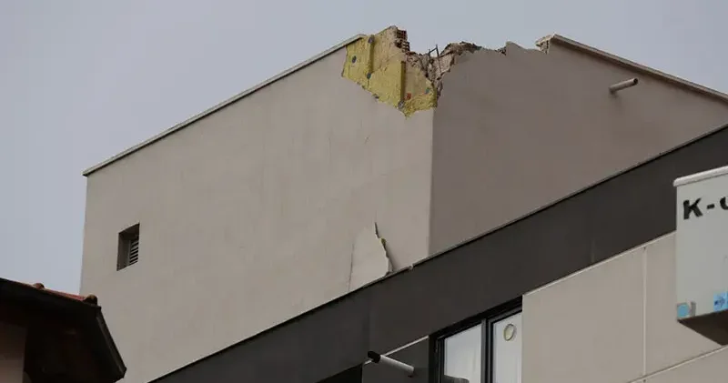 5 katlı apartmanın çatısına yıldırım düştü
