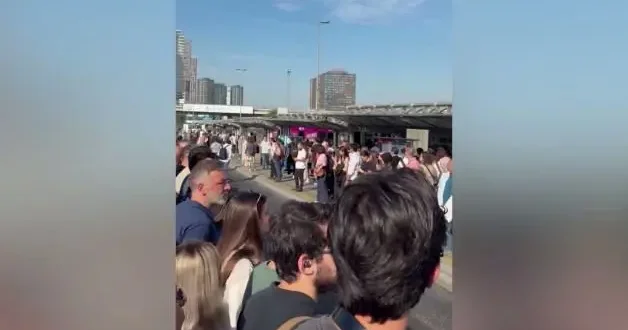Uzunçayır durağında bitmeyen çile: Metrobüs yine arızalandı