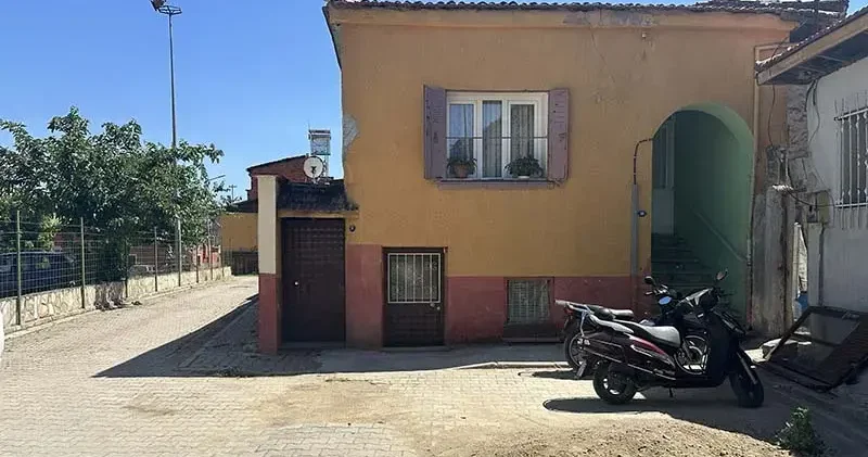 İzmir de evin kapısına asılan poşette yeni doğmuş bebek bulundu