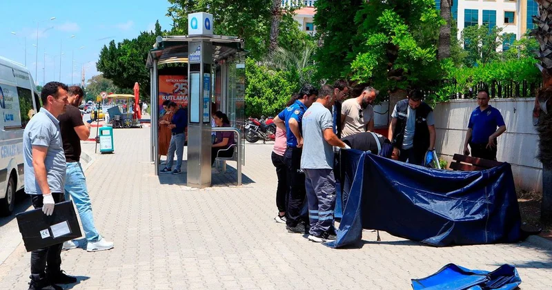 Antalya da adliyeden çıkan 57 yaşındaki adam bankta ölü bulundu
