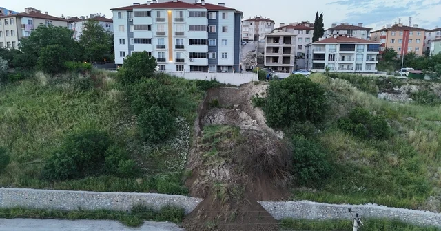 Karabük te heyelan tehlikesi: Toprak kütlesi yola indi Karabük Haberleri