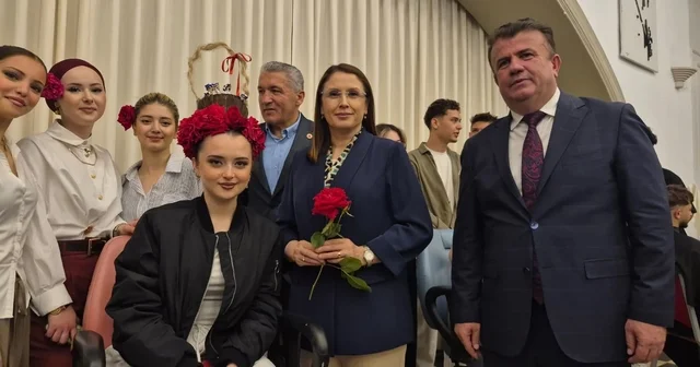 Sepet şeklinde tasarlanan insan saçında çikolata ikramı Meslek lisesi öğrencilerinin marifetleri görücüye çıktı İban kullandırma suçuna karşı uyardılar, atıl motorla yapılan araçlarla gösteri yaptılar Bartın Haberleri