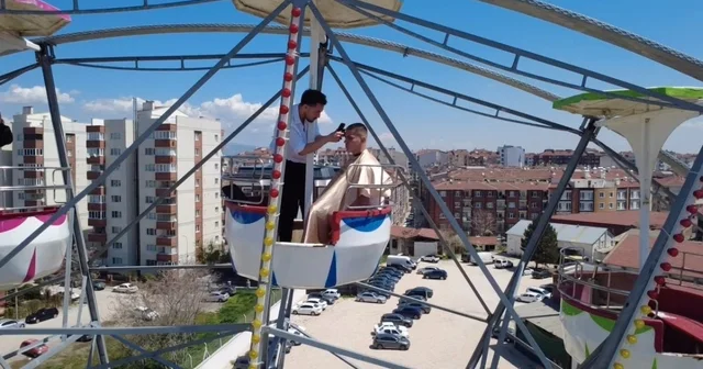 Dönme dolabın zirvesinde macera dolu saç kesimi Ezber bozan Eskişehirli kuaför, dönme dolabın tepesinde müşterisini tıraş etti Dönme dolabın tepesinde sıra dışı saç kesimi nefes kesti Eskişehir Haberleri