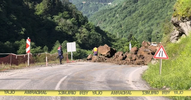 Trabzon Bayburt kara yolu heyelan nedeniyle ulaşıma kapandı Trabzon Haberleri