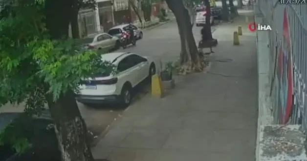 Kaldırımda yürüyen kadın kanalizasyona düştü, rögar kapağı üstüne kapandı