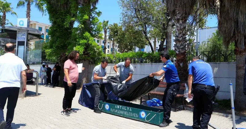 Otobüs durağındaki bankta ölü bulundu