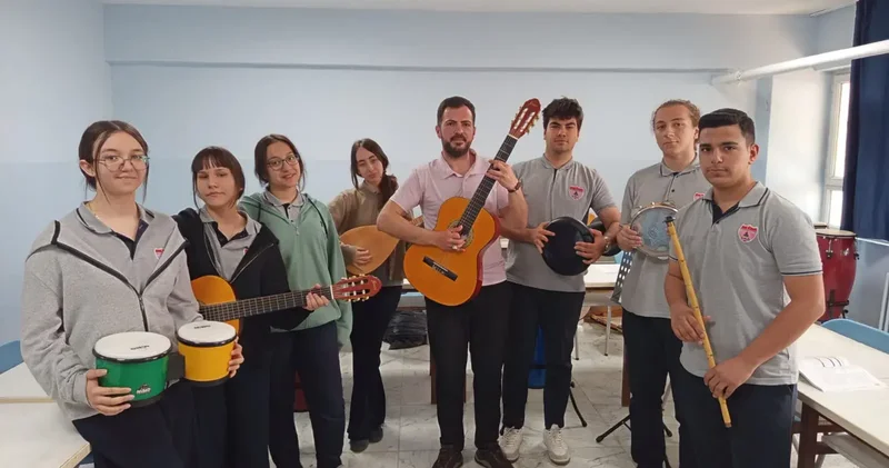 Öğrenciler koro kurdu, farklı kültürleri müzikle buluşturuyorlar