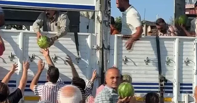 İsmini açıklamayan hayırsever 30 ton karpuzu vatandaşa ücretsiz dağıttı VİDEO İZLE