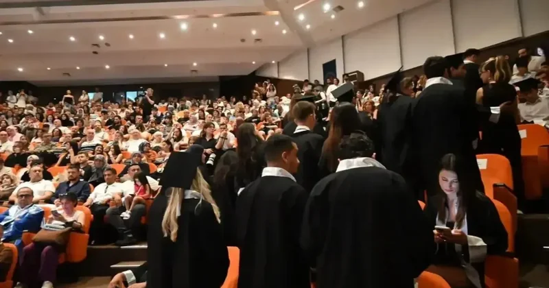 Üniversitede tören krizi: Öğrenciler rektör yardımcısı ve dekana sırtını döndü Sözcü Gazetesi