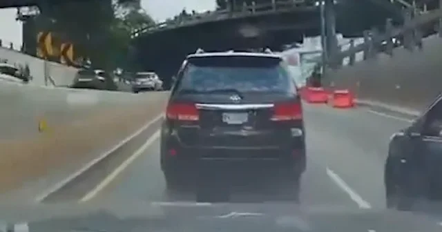Sosyal medyada Kim haklı? tartışmalarına sebep oldu: Şerit değiştirmek isteyen sürücünün aracını pert etti VİDEO İZLE