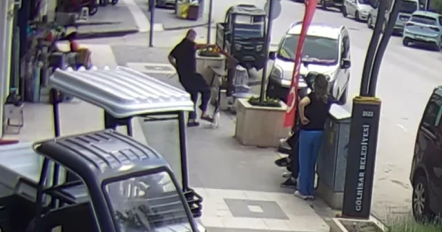 Köpeğine saldıran kediye tekme attı, o anlar kameraya yansıdı Burdur Haberleri