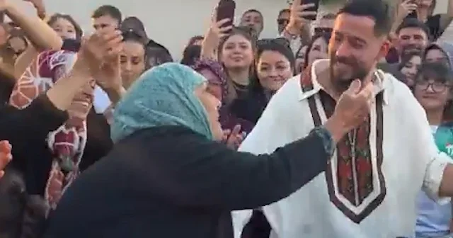 Mahmut Orhan Kürse köyünde mini konser verdi VİDEO İZLE