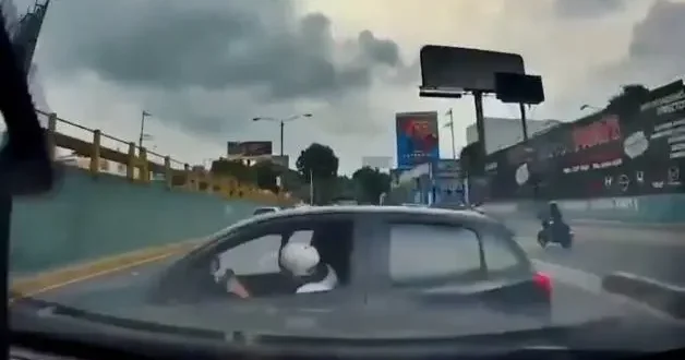 Trafikte dehşet anları: Yol vermediği aracı metrelerce sürükledi