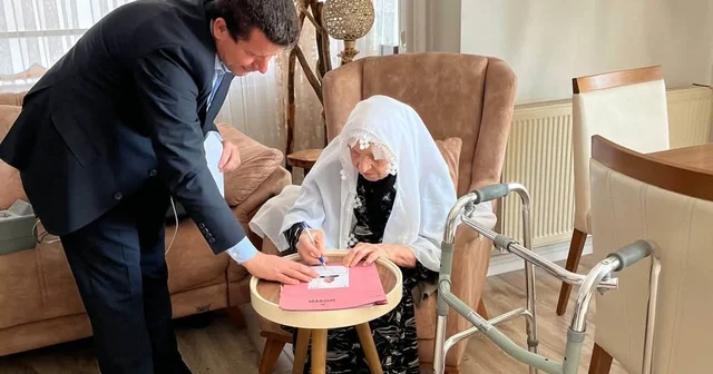 Yaşlı kadının kimliği evinde yenilendi Afyonkarahisar Haberleri