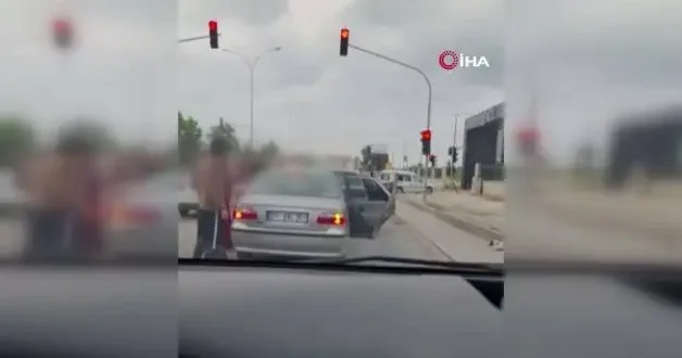 Trafikte kadınların da karıştığı yol kesme kavgası
