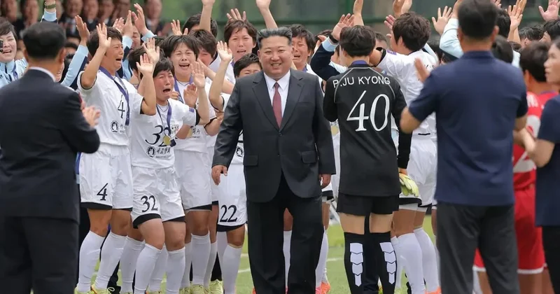 Kim Jong un u görünce zıplayıp gözyaşlarına boğuldular: Şampiyon takımın görüntüleri olay yarattı Sözcü Gazetesi