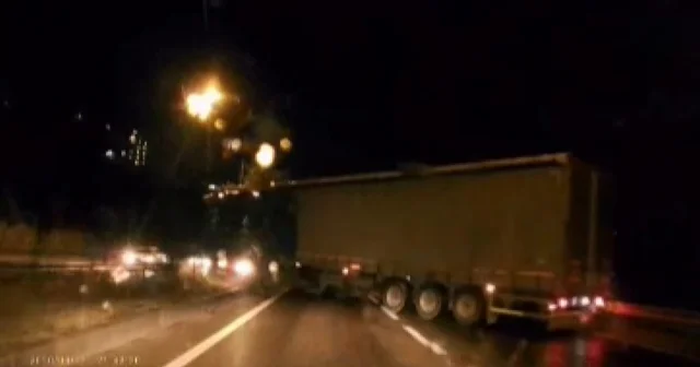 Makaslayan TIR, yolu trafiğe kapattı Bursa Haberleri