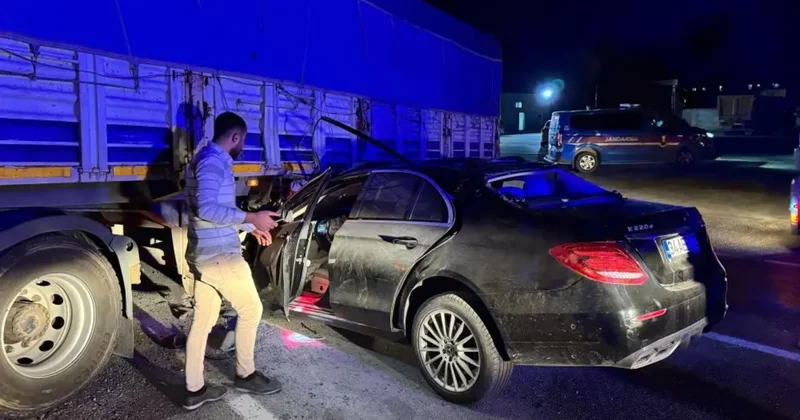 Otomobil benzin istasyonundan çıkan tırın altına girdi: 1’i ağır 2 yaralı