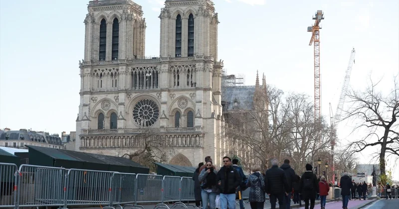 Notre Dame ın altında kazı yapan arkeologlar 2 bin yıllık tarihe ulaştı