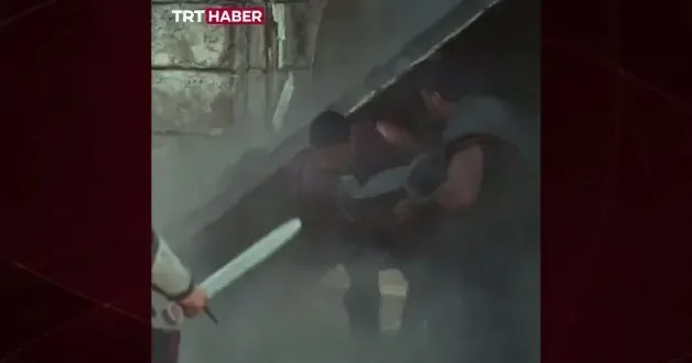 Milli güreşçiler dizi setinde bir tonluk kale kapısını kırdı