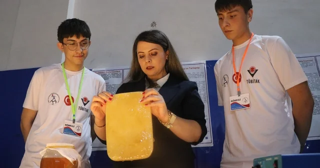 Liselilerin kombucha mantarından elde ettiği biyomateryal yanık tedavisinde kullanılabilecek Yanık tedavisine katkı sağlayacak vegan deri 60 günde doğaya karışan vegan deri ürettiler Bolu Haberleri