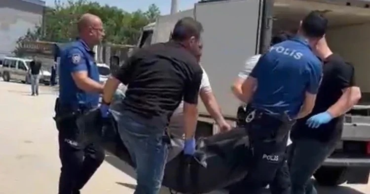 Oğlunun gözü önünde eşini katletti