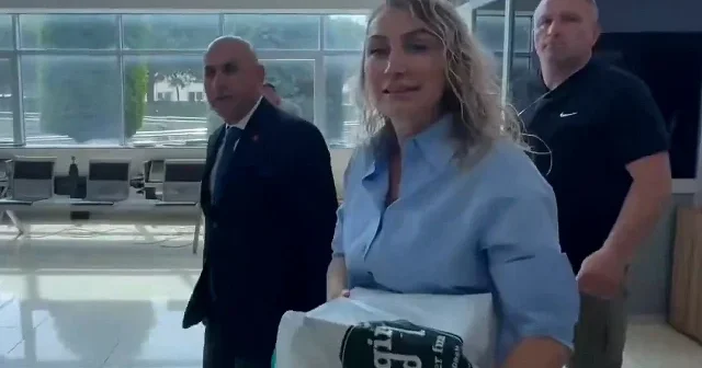 Dilek İmamoğlu mahkeme salonuna pasta sokmaya çalıştı: Yiyecek sokmak da mı yasak? VİDEO İZLE