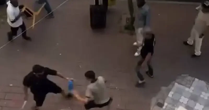 Fatih’te yabancı uyruklu kişilerin bıçaklı kavgası kamerada
