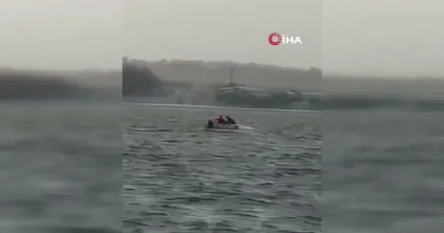 Küçükçekmece Gölü’nde kano alabora oldu, mahsur kalan 2 kişi kurtarıldı