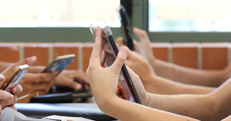 Avrupa da okullarda cep telefonu yasağı büyüyor! Bir ülke daha kısıtlama getirdi