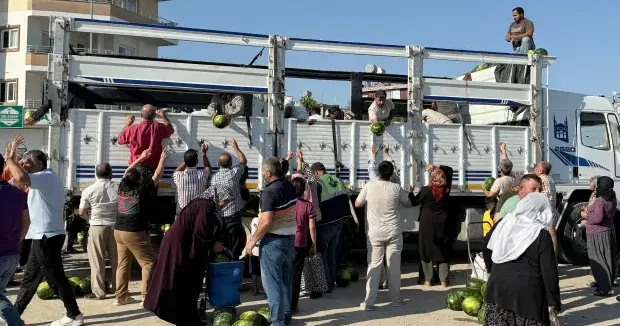 Mersin haberleri Mersin de 30 tonluk hayır! Vatandaşa bedava dağıttı 03 Haziran 2026