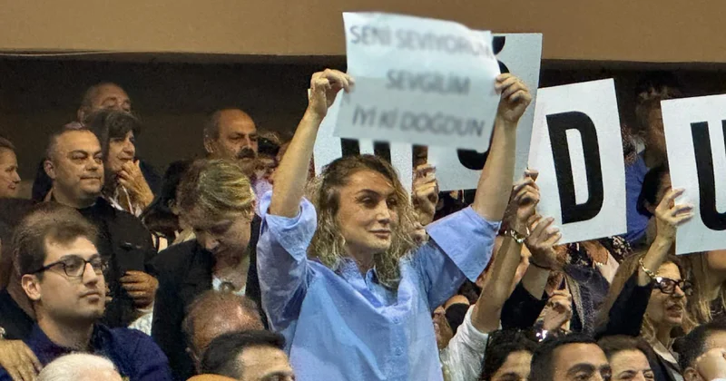 Dilek İmamoğlu nun pankartı mahkeme salonunu kahkahalara boğdu Sözcü Gazetesi