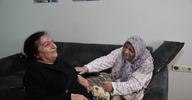 30 yıllık hasret son buldu Kıbrıs ta huzurevinde yaşayan ve Trabzon daki annesini 30 yıldır göremeyen yürüme engelli Ayşe Karadağ 80 yaşındaki annesiyle 30 yıl sonra buluştu Trabzon Haberleri