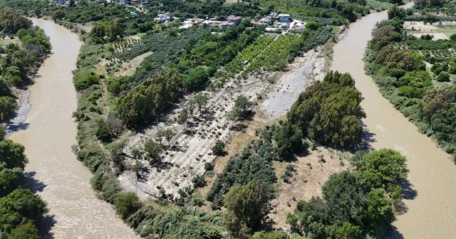 Aşırı yağışlarla debisi artan Asi Nehri nden gelen taş yığınları, onlarca tarım arazisine zarar verdi Hatay Haberleri