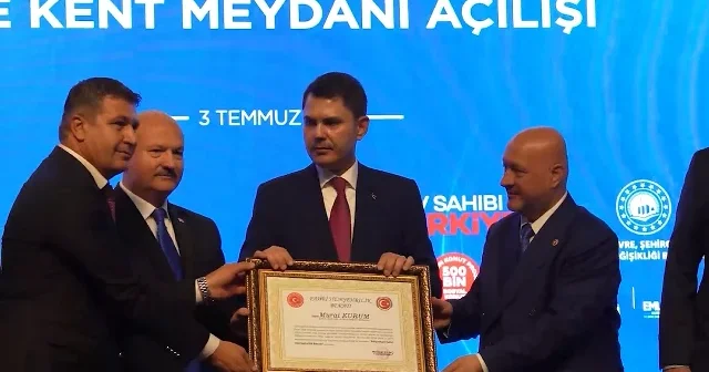 Bakan Kurum’a 6 Şubat depremlerinden sonra yaptığı hizmetlerden dolayı Adıyaman’da fahri hemşerilik beratı verildi VİDEO İZLE