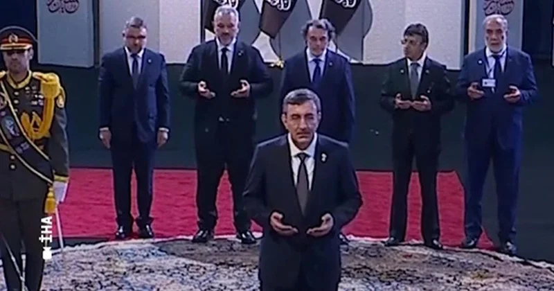 Cumhurbaşkanı Yardımcısı Yılmaz, Hamaney in cenazesinin önünde dua okudu