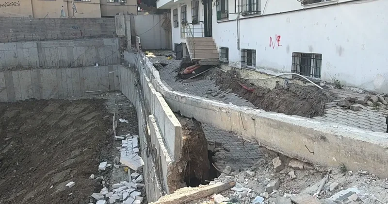Küçükçekmece de 5 katlı binanın giriş katı çöktü! 29 kişi tahliye edildi